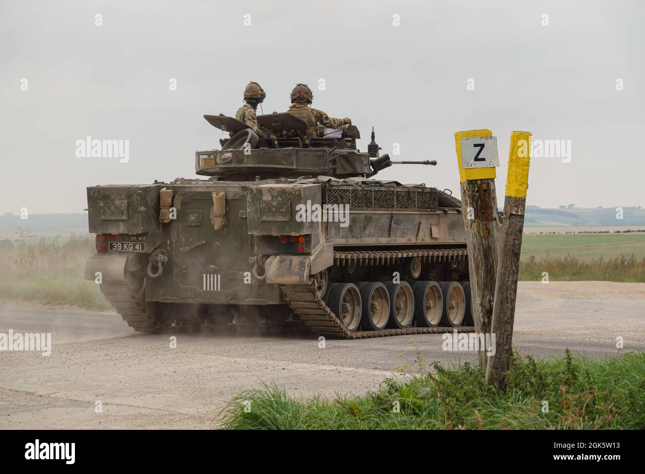 British Army Warrior FV510 leichter Infanterie Kampffahrzeug Panzer in Aktion bei einer militärischen Übung, Salisbury Plain, Wiltshire UK Stockfoto