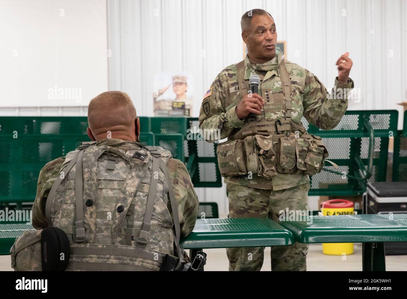 General Michael Garrett, kommandierender General des US Army Forces Command, hält eine Rede über realistisches Training während eines Besuchs bei medizinischen Einheiten der US Army Reserve während der Kampfunterstützungs-Trainingsübung in Fort McCoy, Wisconsin, am 10. August 2021. „Wir existieren, um die Kriege unserer Nation zu kämpfen und zu gewinnen. Das war's. Deshalb existieren wir.“ Garrett sagte, wir haben ein starkes, nicht beauftragtes Offizierskorps, das jedes Land der Welt versucht hat nachzuahmen, aber sie können es nicht tun. Und der Grund, warum sie das nicht tun können, liegt an der zweitgrößten Stärke, die wir haben. Und das ist die Vielfalt unserer Kraft. Das ist es Stockfoto