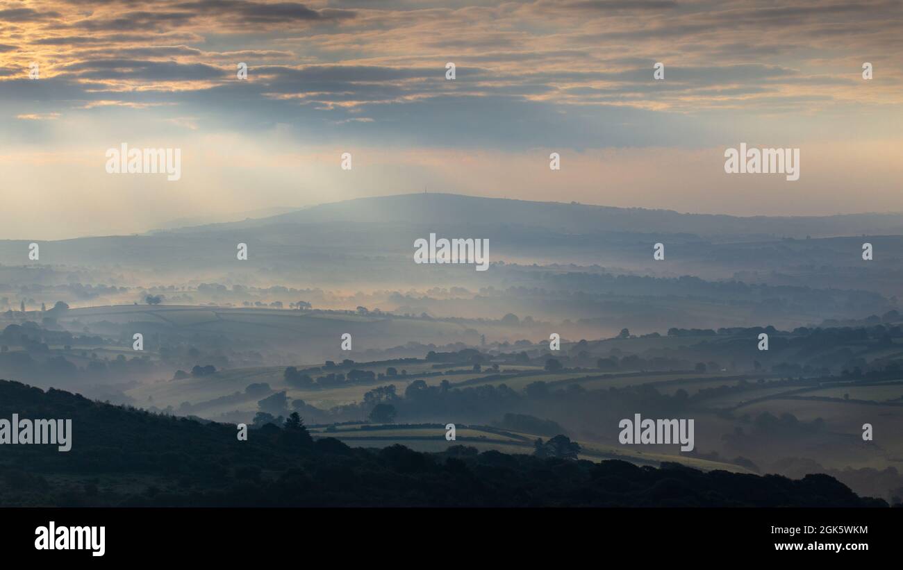 Morgennebel von Sharp Tor in Richtung Kit Hill Bodmin Moor Cornwall Stockfoto