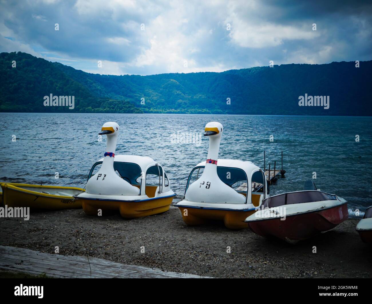 Weiße Gänsepedalboote am Lake Towada in Aomori, Japan Stockfoto