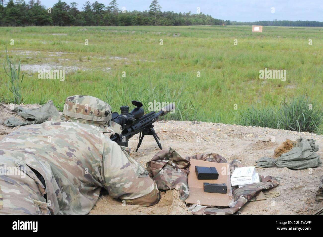 Diese Soldaten des 114. Infanterie-Regiments befanden sich im Fort Dix Range 40. SSG Ryan Kotulich und SGT Christian Klaus sind auf diesen Fotos Instructing/Training zu sehen. Dieser Basic Sniper Kurs schult ausgewählte Personen, die Scharfschützenpositionen zugewiesen sind, in den Fähigkeiten, die notwendig sind, um Präzisionsfeuer mit großer Reichweite und die Sammlung von Informationen zum Schlachtfeld zu liefern. Die Soldaten werden in Feldfertigkeiten geschult. Soldaten müssen im aktiven Dienst oder in den Reserve-/Nationalgarden-Komponenten sein. Stockfoto