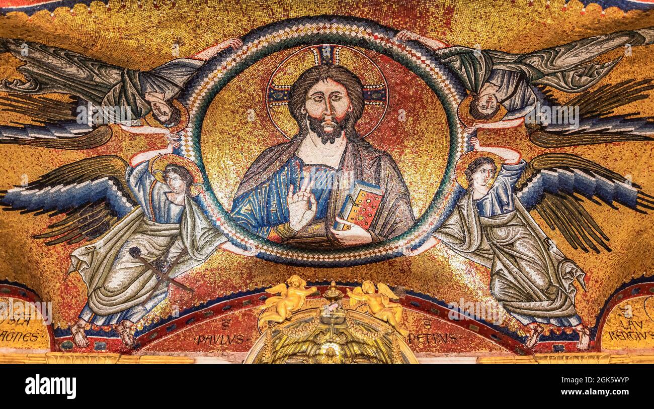 Religiöses mittelalterliches Mosaik, das Jesus von Engeln umgeben zeigt Stockfoto