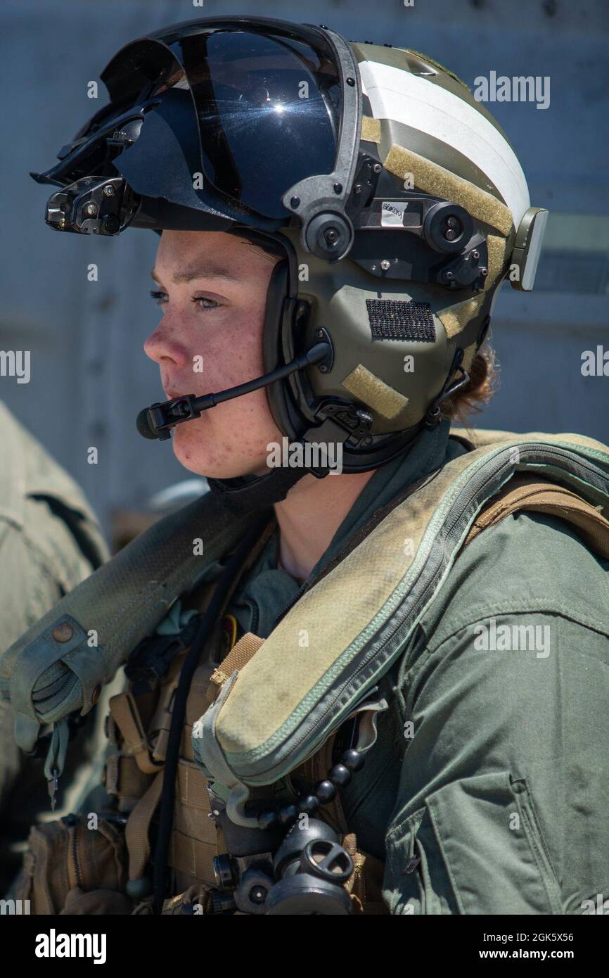 Midshipman Megan Logan wartet auf der Fluglinie in der Marine Corps Air Station Camp Pendleton, Kalifornien, 11. August 2021. Midshipmen von der U.S. Naval Academy verbrachten eine Woche mit Marineinfanteristen vom Marine Light Attack Helicopter Squadron 267, Marine Aircraft Group 39, 3rd Marine Aircraft Wing, um mehr über das Leben in der Fleet Marine Force zu erfahren. Logan stammt aus Scituate, Massachusetts. Stockfoto