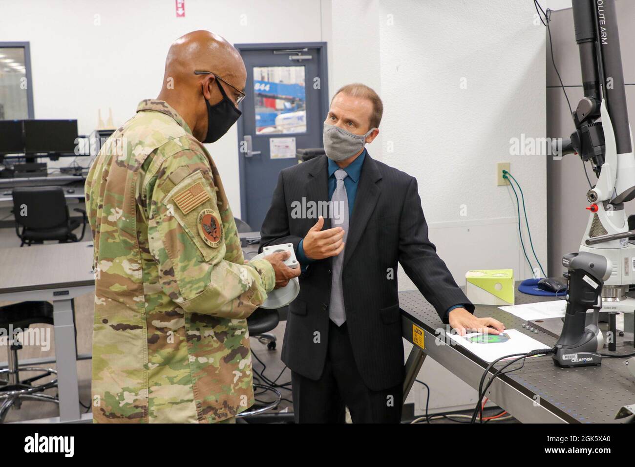 Nathan Pitcovich, Maschineningenieur der 76th Commodities Maintenance Group, demonstriert dem Air Force Chief of Staff General CQ Brown, Jr. bei einem Besuch im Labor für Reverse Engineering und Critical Tooling (REACT) auf der Tinker Air Force Base, Oklahoma, 10. August 2021, fortschrittliche Scanbemühungen. Brown machte mehrere Stopps während seines ersten Besuchs bei Tinker als Stabschef. Stockfoto