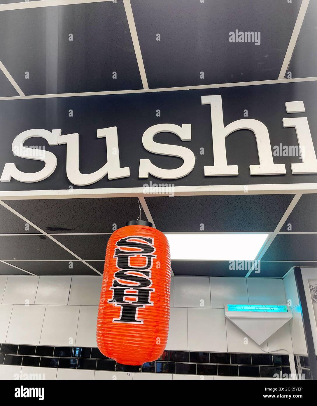 Sushi-Counter-Schild, Lebensmittelgeschäft, USA Stockfoto