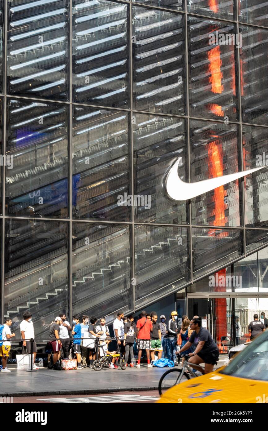 Nike Swoosh Logo auf der Fifth Avenue Storefront, Midtown Manhattan, New York City, USA Stockfoto