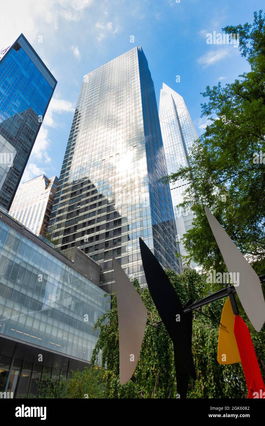 Wolkenkratzer ragen über dem Garten des Museum of Modern Art, New York City, USA Stockfoto