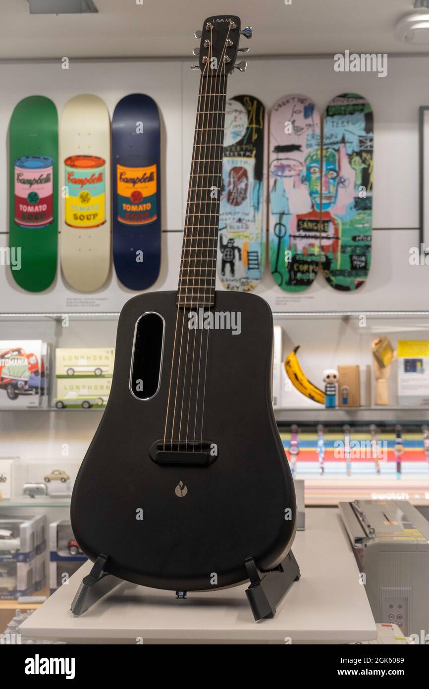 Lava ME 2 Acoustic Freeboost Guitar wird im Souvenirladen des Museum of Modern Art in New York City, USA, ausgestellt Stockfoto