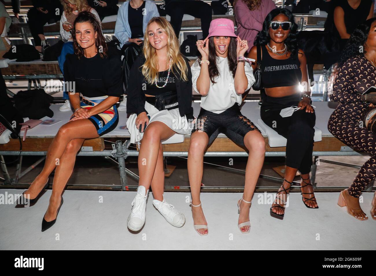 Berlin, Deutschland. September 2021. Marlene Lufen (l-r), Dalia Mya Schmidt-Foß, Betty Taube-Guenter und Toni Dreher-Adenuga kommen bei der Marina Hoermanseder Show im Kraftwerk an. About You, die Re-Fashion Week, ist seit 2021 Teil der Berlin Fashion Week. About You Fashion Week läuft vom 11. Bis 15. September 2021. Quelle: Gerald Matzka/dpa/Alamy Live News Stockfoto