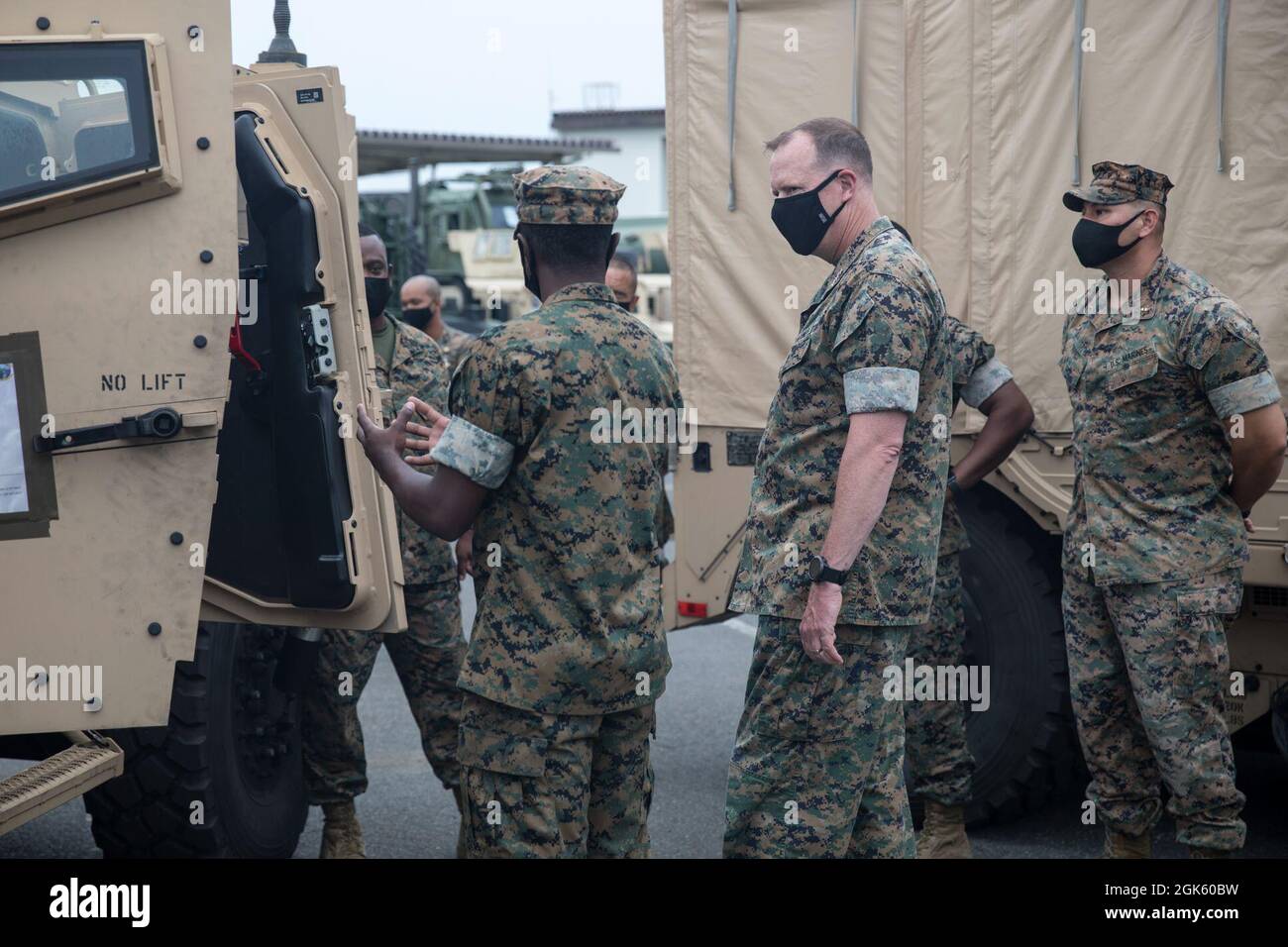 US Marine Corps LT. General Mark Wise, stellvertretender Kommandant für die Luftfahrt, besucht die Marineinfanteristen der Marine Wing Support Squadron 171 während eines Besuchs der Marine Corps Air Station Iwakuni, Japan, 11. August 2021. Wise besuchte die Marine Aircraft Group 12, um im Rahmen von Force Design 2030 die aktuellen und zukünftigen Entwicklungen der Marine Corps-Luftfahrt zu diskutieren. Stockfoto