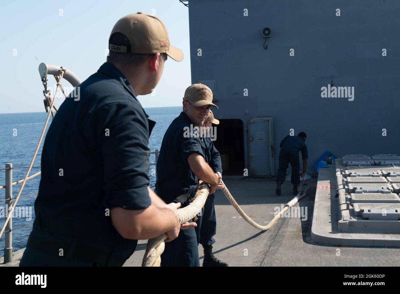 210811-N-WQ732-1005 BERENICE, Ägypten (11. August 2021) – Seeleute an Bord des Lenkraketen-Kreuzers USS Monterey (CG 61) halten eine Anlegestelle ab, als das Schiff am 11. August in Berenice, Ägypten, eintrifft. Monterey wird in den Einsatzbereich der 5. US-Flotte eingesetzt, um Marineinteraktionen zu unterstützen, um die maritime Stabilität und Sicherheit in der Zentralregion zu gewährleisten und das Mittelmeer und den Pazifik durch den westlichen Indischen Ozean und drei strategische Engpässe zu verbinden. Stockfoto