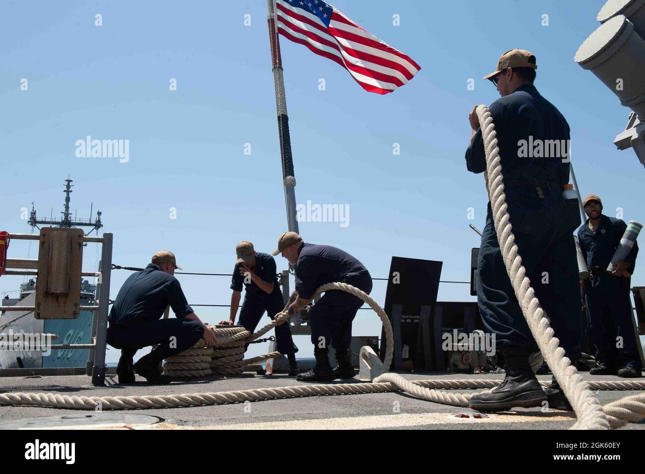 210811-N-WQ732-1072 BERENICE, Ägypten (11. August 2021) – Seeleute an Bord des Lenkraketen-Kreuzers USS Monterey (CG 61) halten eine Anlegestelle ab, als das Schiff am 11. August in Berenice, Ägypten, eintrifft. Monterey wird in den Einsatzbereich der 5. US-Flotte eingesetzt, um Marineinteraktionen zu unterstützen, um die maritime Stabilität und Sicherheit in der Zentralregion zu gewährleisten und das Mittelmeer und den Pazifik durch den westlichen Indischen Ozean und drei strategische Engpässe zu verbinden. Stockfoto
