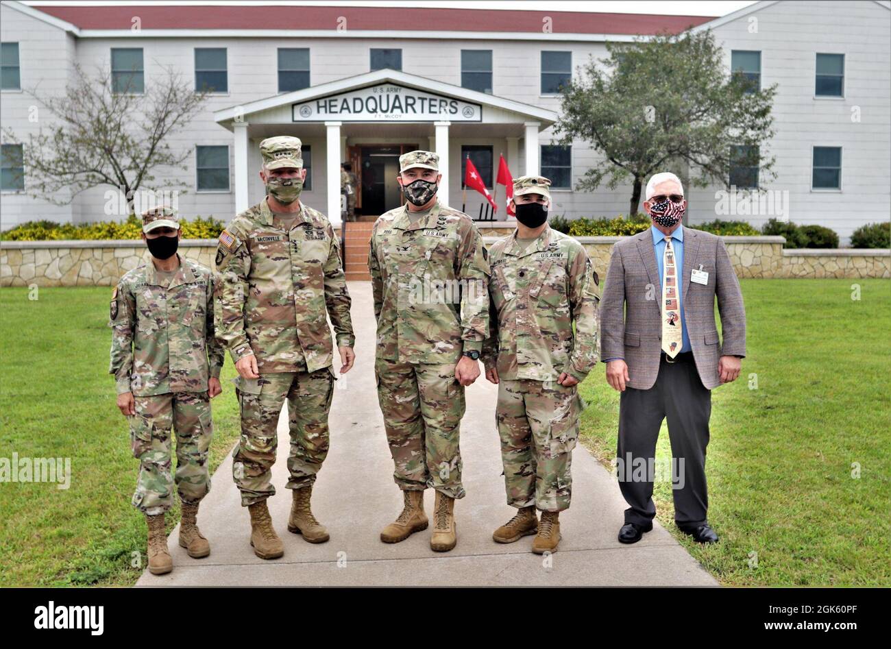 (Von links) Brig. General Maria Juarez, stellvertretende Kommandantin der 88. Bereitschaftssparte; der 40. Stabschef der US-Armee General James McConville; Fort McCoy Garrison Commander Col. Michael Poss; Garrison Vize Commander LT. Col. Chad Maynard; Und der Stellvertreter des Garnisonskommandanten Brad Stewart halten für ein Foto vor Fort McCoy (Wisp.) Das Hauptquartier der Garnison am 11. August 2021 im Rahmen eines offiziellen Besuchs der Installation durch McConville. Während seines Besuches tourte McConville durch eine Lufttour durch den Posten, traf sich während des gesamten Postens mit Soldaten und Luftmännern, A Stockfoto