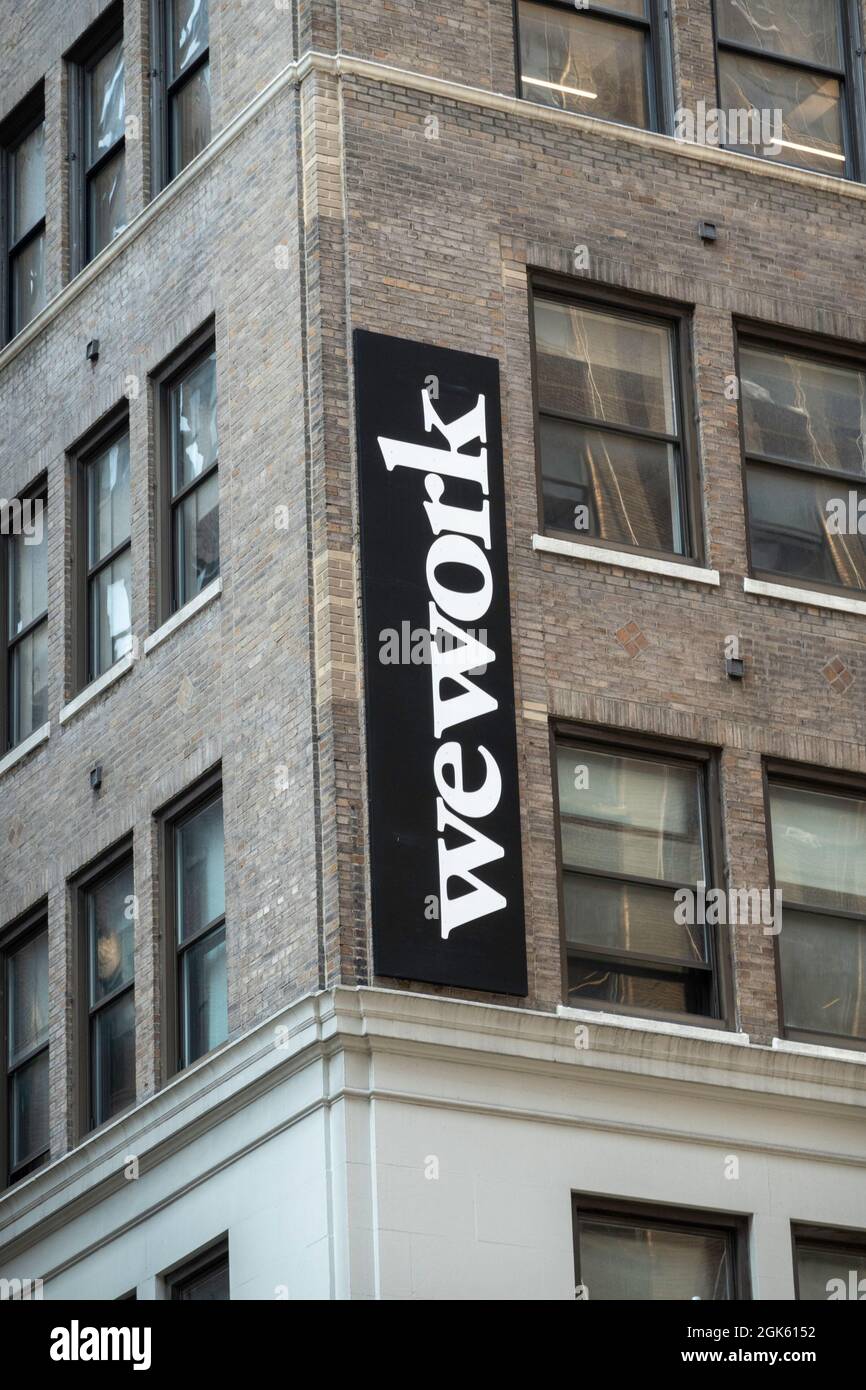 WeWork Sign , 500 7th Avenue, 2021, NYC, USA Stockfoto