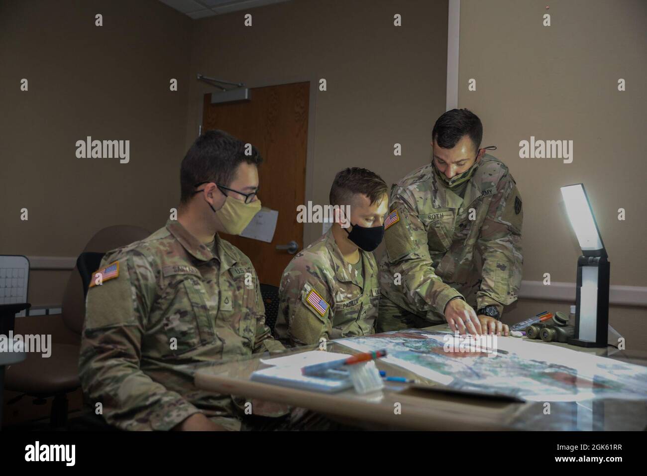 Spc. Roth führt seine Soldaten während des Feuertrainings am 12. August im Division Artillery Building auf Fort Bliss durch die Zielplanungen. Bei der Schulung wurde das „Call for Fire Trainer Immersive System“ verwendet, ein Computersystem, das es Feuerwehrteams ermöglicht, Artillerieeinsätzen in einer sicheren, kontrollierten Umgebung zu simulieren. Stockfoto
