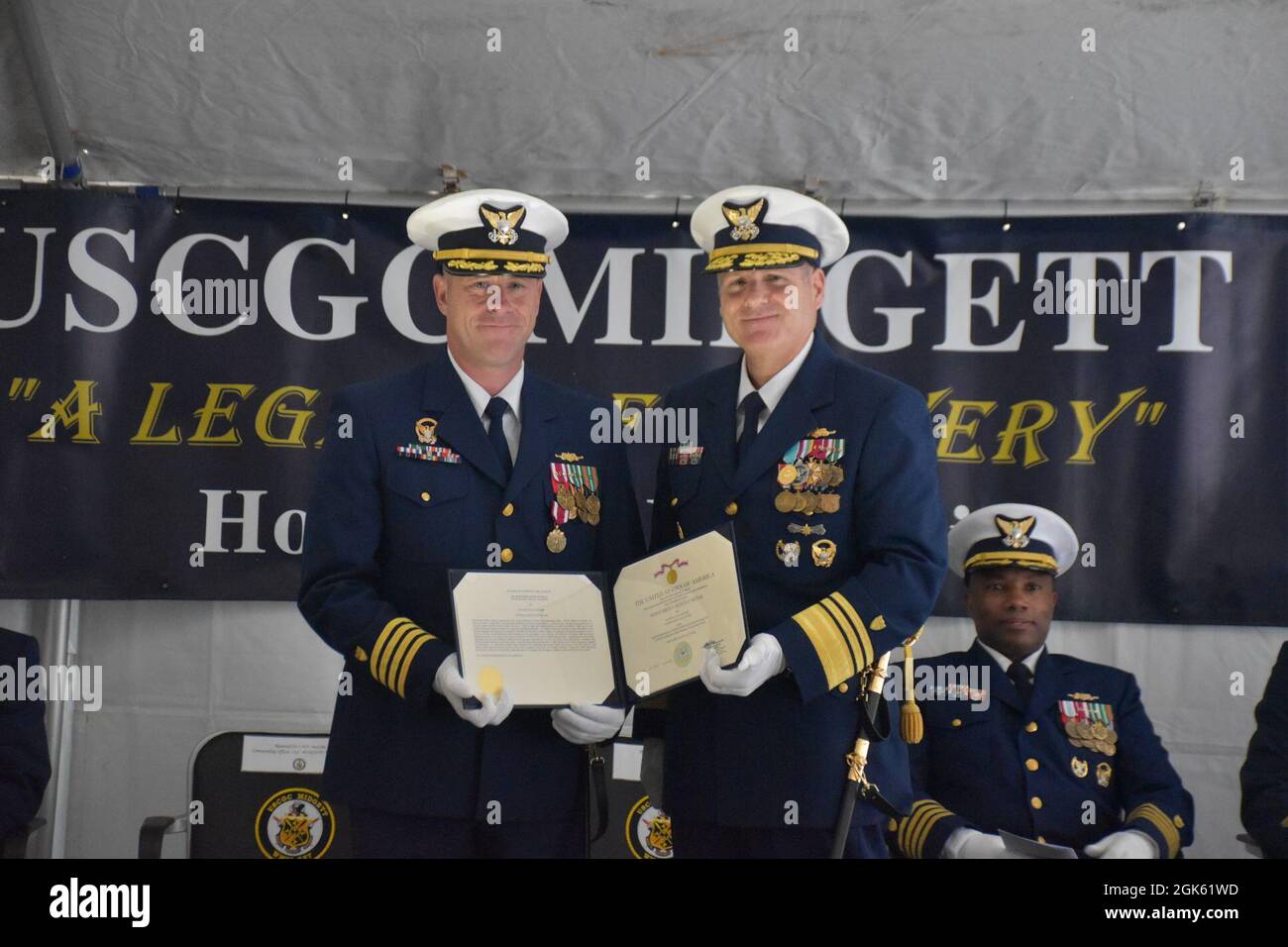 Vice Adm. Michael McAllister (rechts) überreicht dem Kapitän Alan McCabe (links) während einer Befehlswechselzeremonie an Bord des Küstenwache-Schneiters Midgett am 11. August 2021 eine Verdienstmedaille. Die Meritorious Service Medal ist eine militärische Auszeichnung, die Mitgliedern der US-Streitkräfte verliehen wird, die sich durch herausragende verdienstvolle Leistung oder Dienst an den Vereinigten Staaten auszeichneten. Foto der US-Küstenwache. Stockfoto