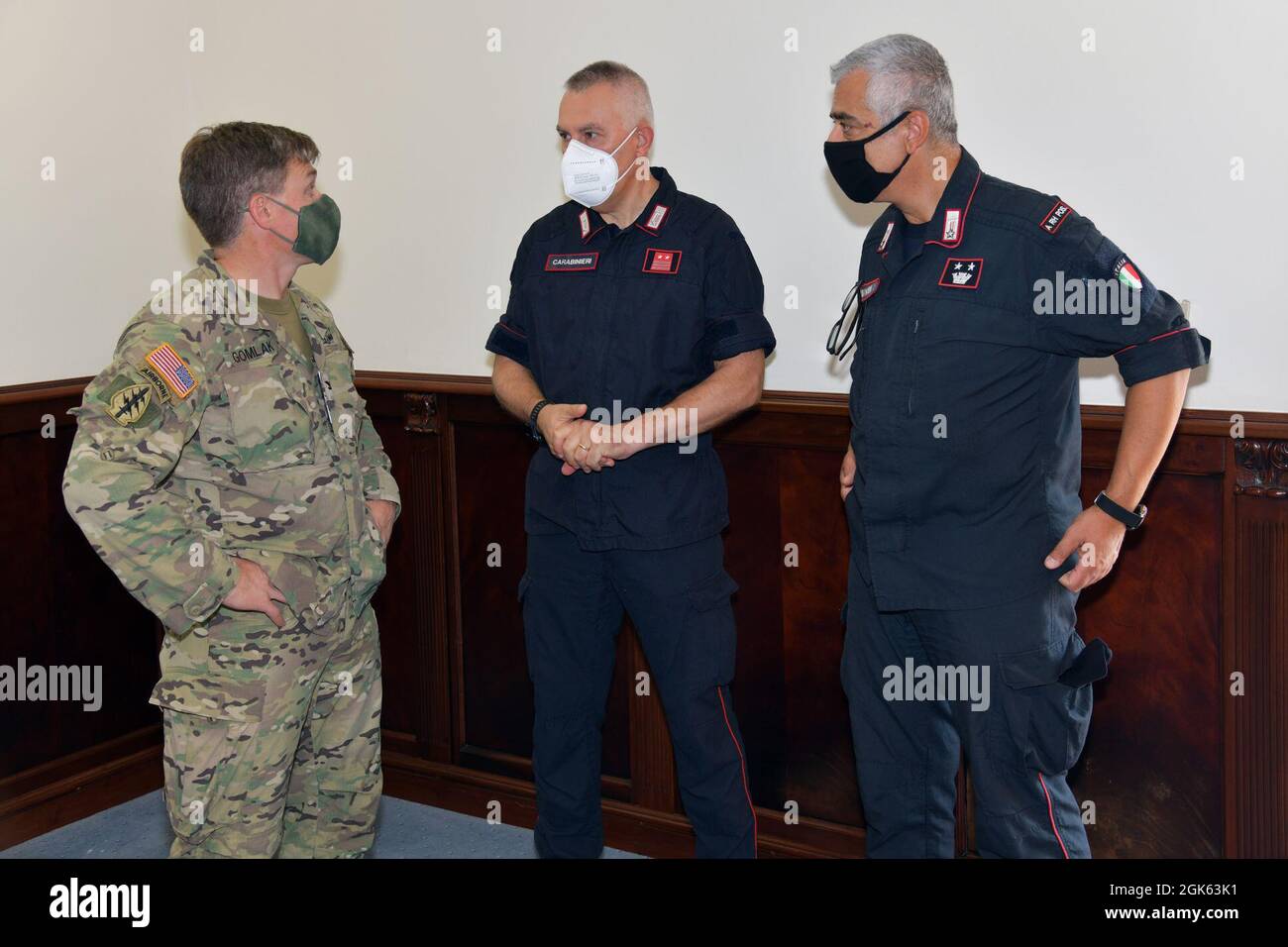 Der Oberst der US-Armee, Matthew J. Gomlak, Kommandeur der US-Garnison Italien, links, spricht mit Command Sgt. Major Federico Brigo, Zentrum, Kommandant Operations Center der italienischen Armee Carabinieri South European Task Force, Und Oberstleutnant Francesco Provvidenza, rechts, Kompaniekommandant der italienischen Armee Carabinieri SETAF, während der Zeremonie der Vereinigung des Militärpolizei-Regiments für den Preis des Freundes des Regiments, unter Covid-19-Präventionsbedingung in Caserma Ederle, Vicenza, Italien, 12. August 2021. Stockfoto