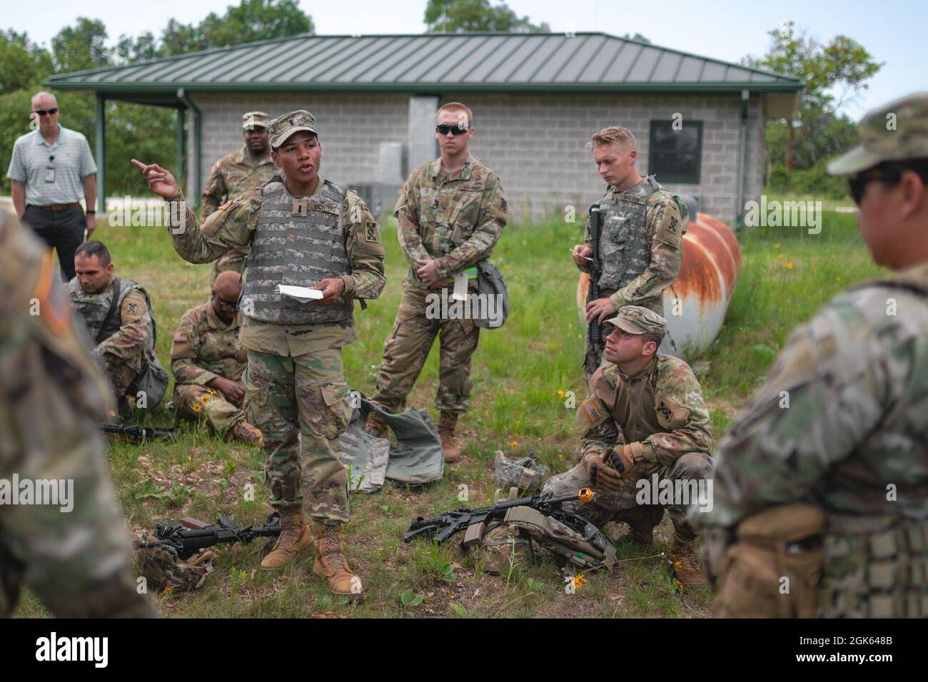 1. LT. Julio Montero, ein Zugführer bei der 196. Transportation Company, stellt Bereiche zur Verbesserung und Bereiche zur Verfügung, die Observer Coach/Trainers (OC/TS) für eine After Action Review (AAR) erhalten können, nachdem seine Einheit am 12. August 2021 ein Konvoientraining während der Combat Support Training Exercise (CSTX) in Fort McCoy, Wisconsin, absolviert hat. OC/TS spielen eine entscheidende Rolle bei der Bereitstellung von Feedback an die Einheit, informell, durch alltägliche Interaktionen und formell durch mittlere und abschließende AARS. Diese Veranstaltungen geben dem Schulungstublikum Maßnahmen, die für die Erhaltung und Verbesserung in Betracht gezogen werden sollten. Stockfoto