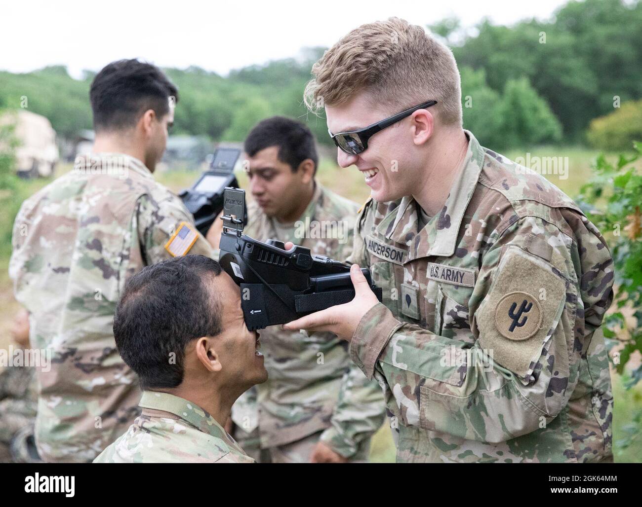 Die Kraftfahrzeugführer der US Army Reserve bei der 459th Transportation Company mit Sitz in Elwood, Illinois, üben Gesichtserkennungsfähigkeiten mit einem Handheld-Gerät der Biometrics Automated Toolset Army, während sie während der Combat Support Training Exercise (CSTX) in Fort McCoy, Wisconsin, am 12. August 2021 an einem Kurs zur biometrischen Dokumentation teilnehmen. CSTX ermöglicht Reservesoldaten, die kollektive Bereitschaft vor der Mobilisierung zu erreichen, zu verbessern und aufrechtzuerhalten. Stockfoto