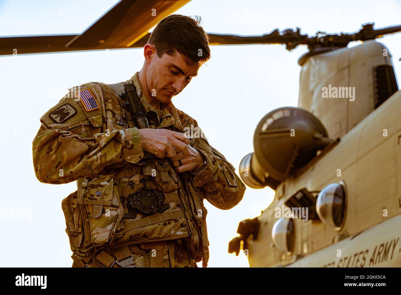 Der US-Armeekapitän Andrew Pfeiffer, ein CH-47 Chinook Pilot und Kommandant der Bravo Company, 1. Bataillon, 214. Aviation Regiment, Teil der 12. Combat Aviation Brigade, dämmert seine Flugweste am Burgas International Airport, Bulgarien, 12. August 2021. Pfeiffer und seine Mannschaft organisierten sich, um die Türkei bei der Luftangriffe zu unterstützen. Stockfoto