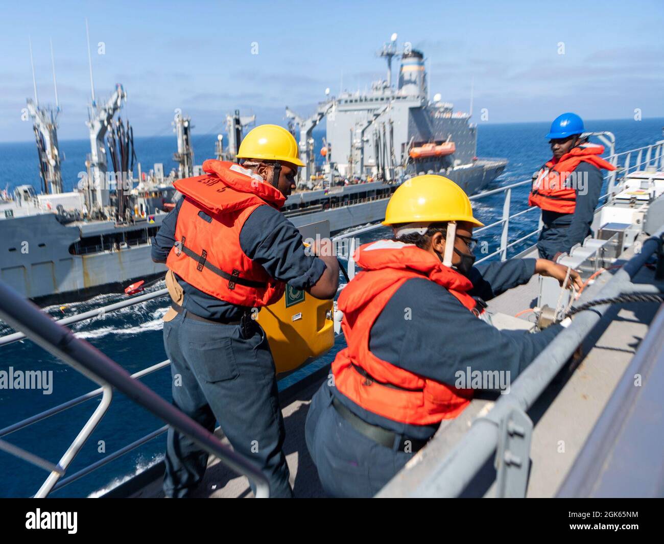 210812-N-WY048-1074 PAZIFISCHER OZEAN (AUG 12, 2021) – Deckseemänner, die dem Expeditionssegler USS Miguel Keith (ESB 5) zugewiesen wurden, nehmen an einer Auffüllung auf See mit dem Flottennachfüller USNS Henry J. Kaiser (T-AO 187), 12. August, Teil. Miguel Keith führt derzeit Routineoperationen in der 3. US-Flotte durch. Stockfoto