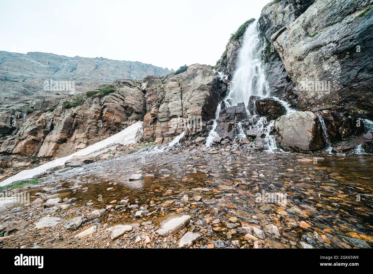 Der Wasserfall entlang des Sky Pond Wanderweges im Rocky Mountain National Park Stockfoto