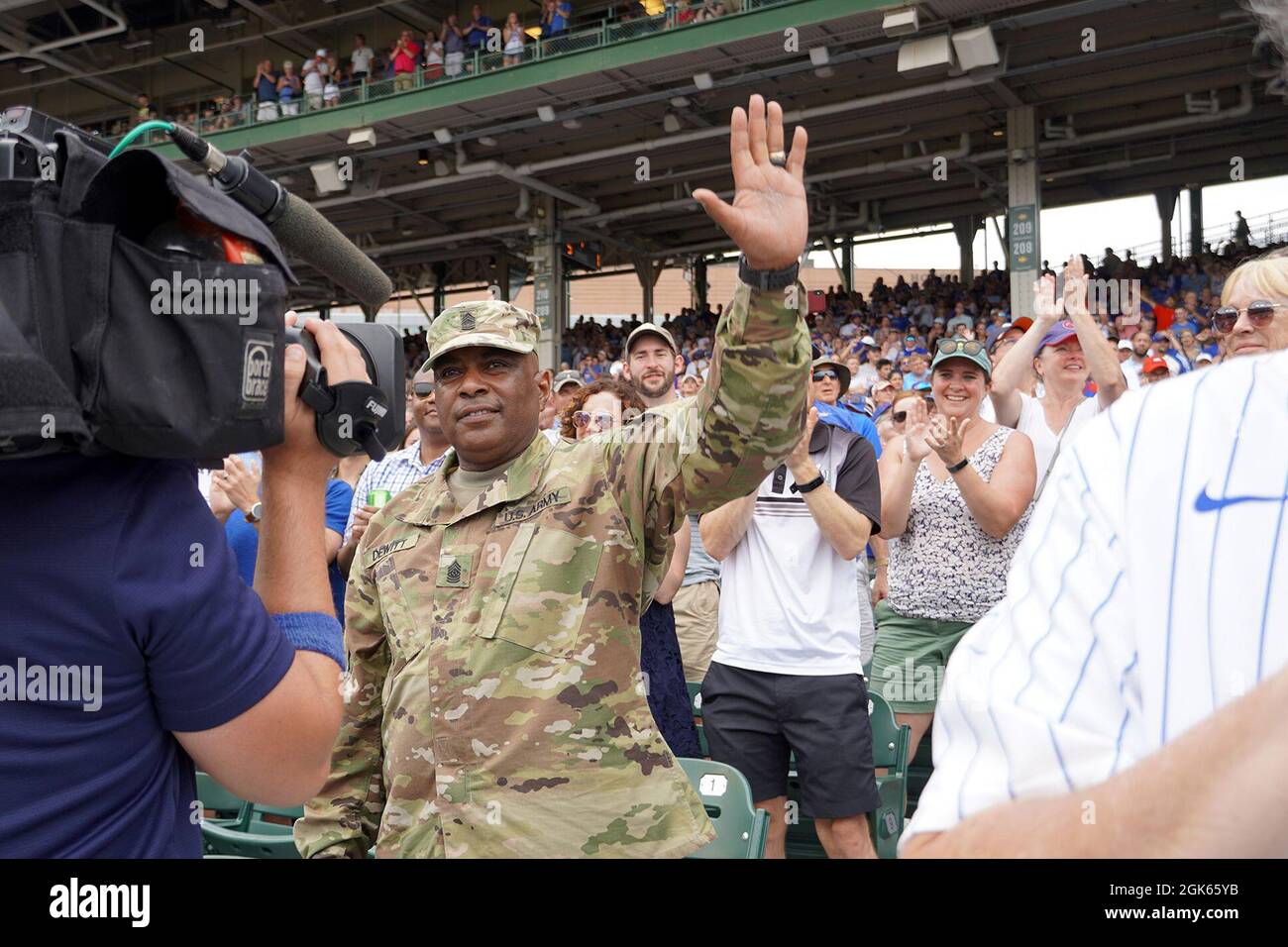 US Army Reserve Command Sgt. Maj Theodore Dewitt wird für seine Verdienste während eines Heimspiels der Chicago Cubs im Wrigley Field in Chicago am 12. August 2021 geehrt. DeWitt wurde während des Spiels für seinen 36-jährigen Einsatz in der Armee, einschließlich Einsätze nach Kuwait, Irak und Afghanistan, anerkannt. Stockfoto