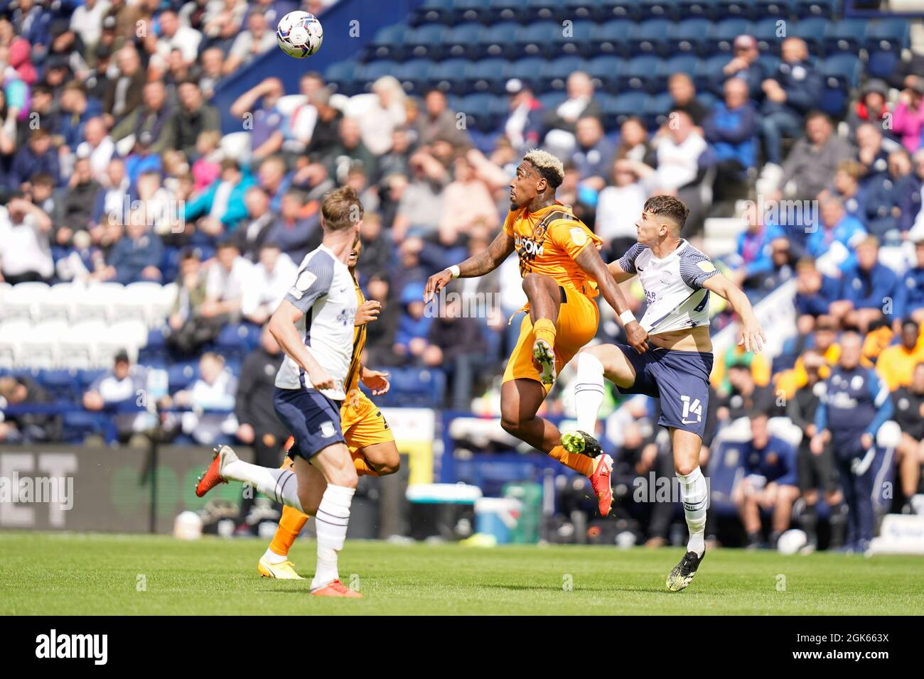 Prestons Jordan Story kämpft mit Hulls Mallik Wilks Picture von Steve Flynn/AHPIX.com, Football: Match Preston North End -V- Hull C um den Ball Stockfoto