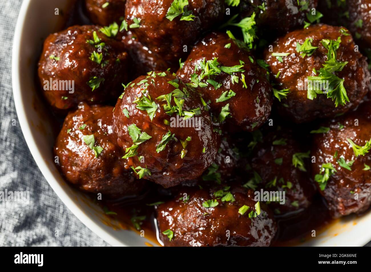 Hausgemachte Barbecue-Crockpot-Fleischbällchen in einer Schüssel Stockfoto