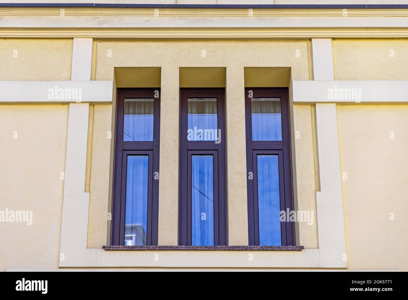 Moderne Dreifachfenster im Yellow Facade House Stockfoto