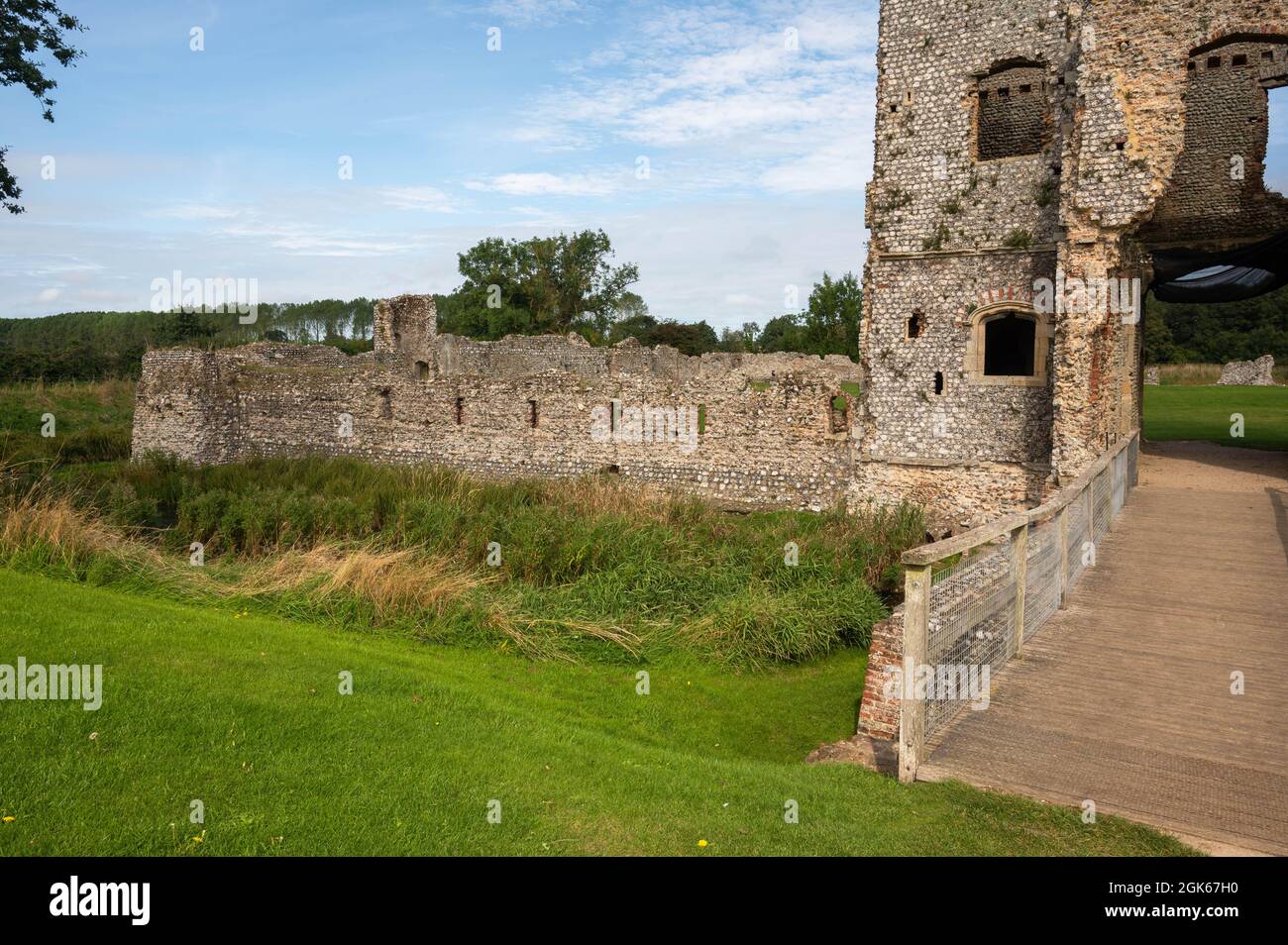 Ausgedehnte Ruinen von Baconsthorpe Castle, einem mit Wassergraben bebauten und befestigten Herrenhaus aus dem 15. Jahrhundert, die ein Beweis für den Aufstieg und Fall einer Norfolk-Familie sind Stockfoto