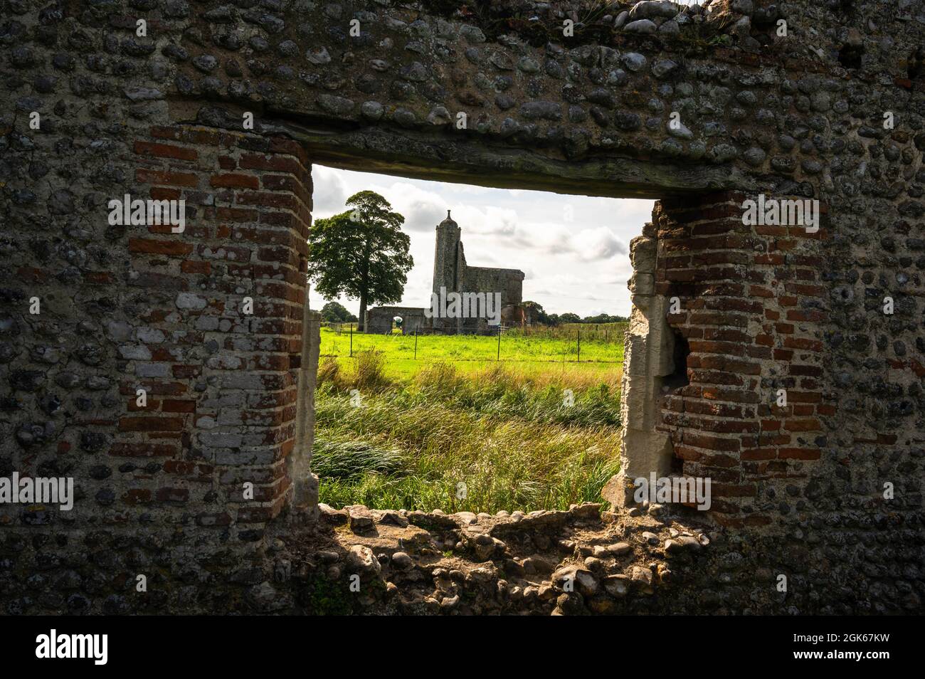 Ausgedehnte Ruinen von Baconsthorpe Castle, einem mit Wassergraben bebauten und befestigten Herrenhaus aus dem 15. Jahrhundert, die ein Beweis für den Aufstieg und Fall einer Norfolk-Familie sind Stockfoto