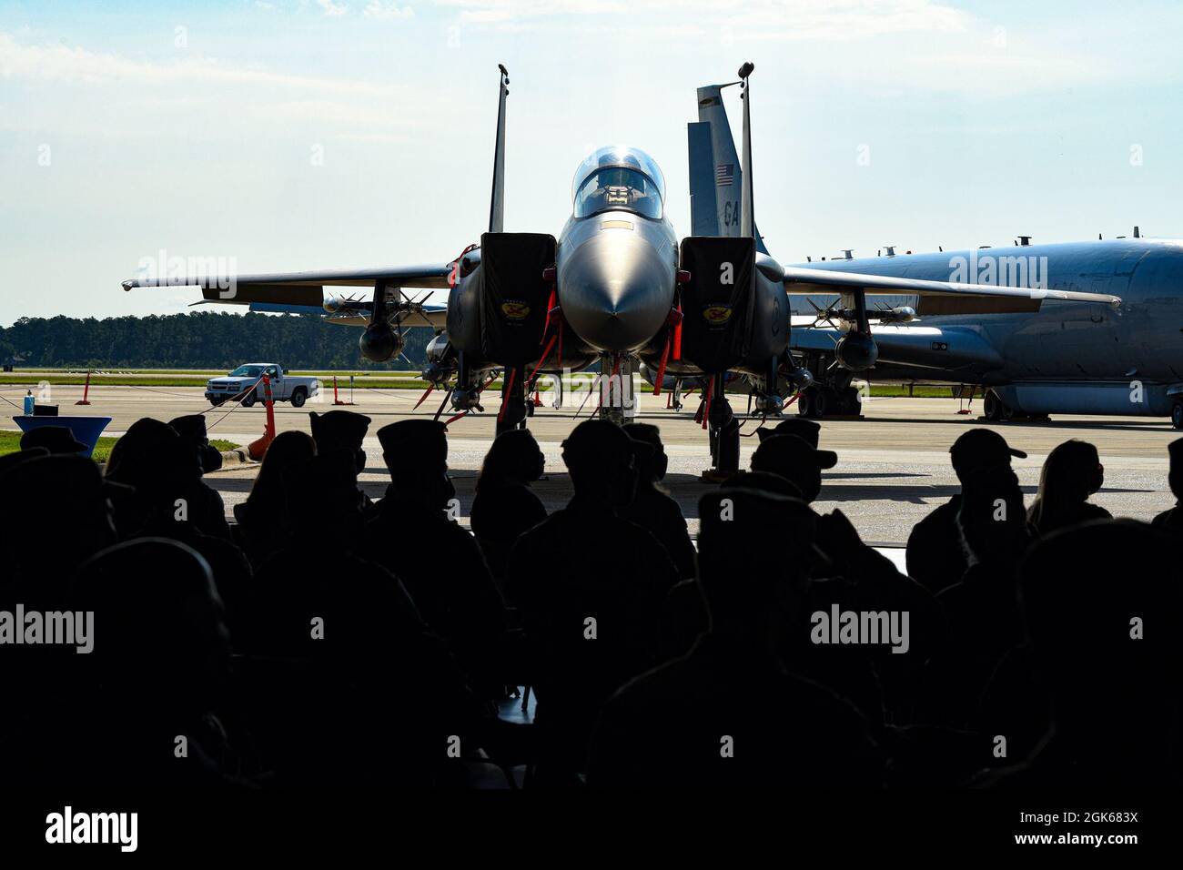 Ein McDonnell Douglas F-15E Strike Eagle, der dem 334. Jagdgeschwader auf dem Luftwaffenstützpunkt Seymour-Johnson zugewiesen wurde, überblickt die Menge während der fünfzehnten Zeremonie zum Befehlswechsel der Luftwaffe auf dem Luftwaffenstützpunkt Shaw, S.C., 13. August 2021. Die fünfzehnte Luftwaffe ist für die Gewährleistung der agilen Kampfunterstützungsfähigkeiten von 13 Wings und drei direkt unterstellten Einheiten verantwortlich und bereitet Airmen auf die dynamischen Anforderungen der Luft, des Weltraums und des Cyberspace der Zukunft vor. Diese Einheiten umfassen etwa 600 Flugzeuge und mehr als 47,000 aktive Dienst- und Zivilmitglieder. Die fünfzehnte Luftwaffe ist auch für Th verantwortlich Stockfoto