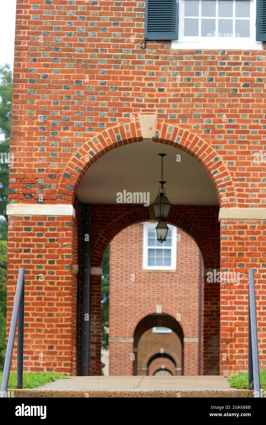 Fairfax, Virginia, USA - 1. September 2021: Blick auf die Torbögen des Old Fairfax Courthouse und des Historic Fairfax County Courthouse. Stockfoto