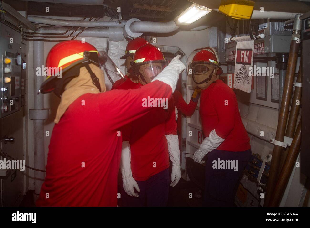 NUUK, Grönland -- (Aug 13, 2021) Besatzungsmitglieder, die dem USCGC Escanaba zugewiesen wurden, reagieren auf einen Überschwemmungsschaden während einer Trainingsübung des Schadenkontrollteams auf die Einsatzbereitschaft der Besatzung. Der 270-Fuß-Famous-Class Medium Endurance Cutter USCGC Escanaba (WMEC 907) hat eine Besatzung von rund 100 Personen und ist für Strafverfolgung und maritime Sicherheit ausgebildet. Stockfoto