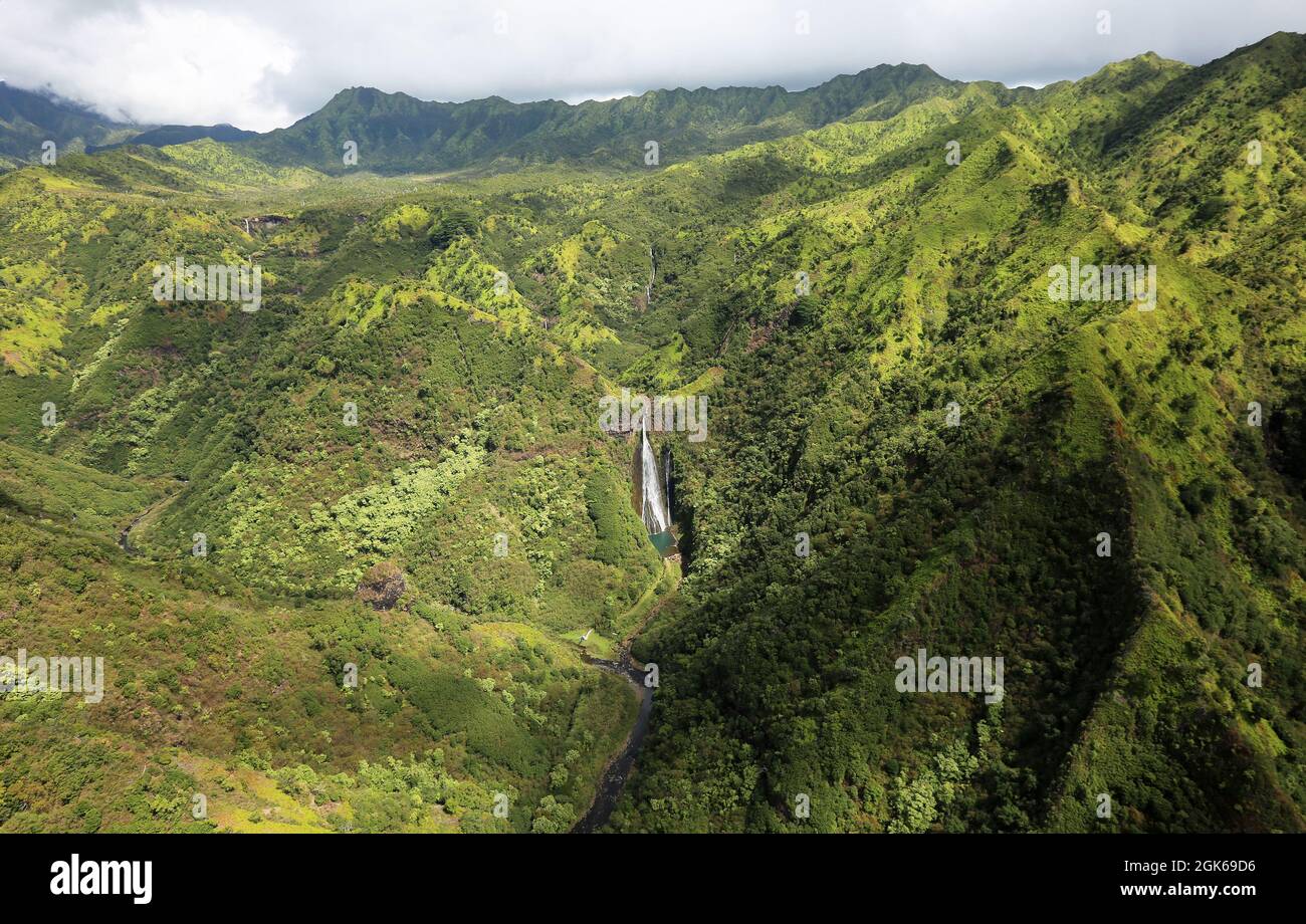 Blick aus der Vogelperspektive auf Manawaiopuna Falls - Kauai, Hawaii Stockfoto