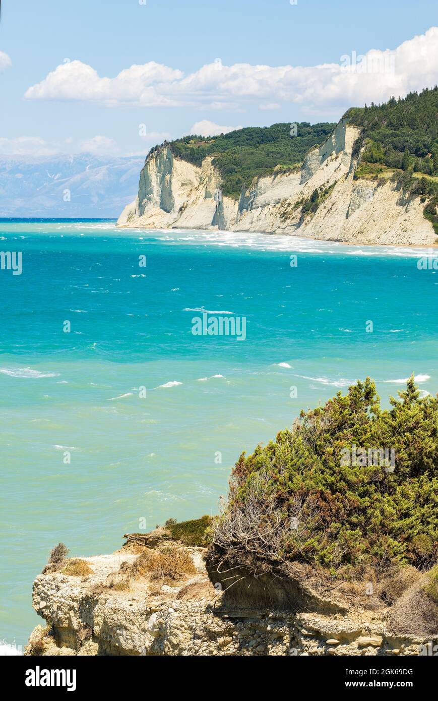 Postkartenfotos von Agios Stefanos in Korfu mit sonniger Sicht auf die Küste mit Meeresstränden Felsen Touristen Tourismus Reisen und Urlaub Stockfoto
