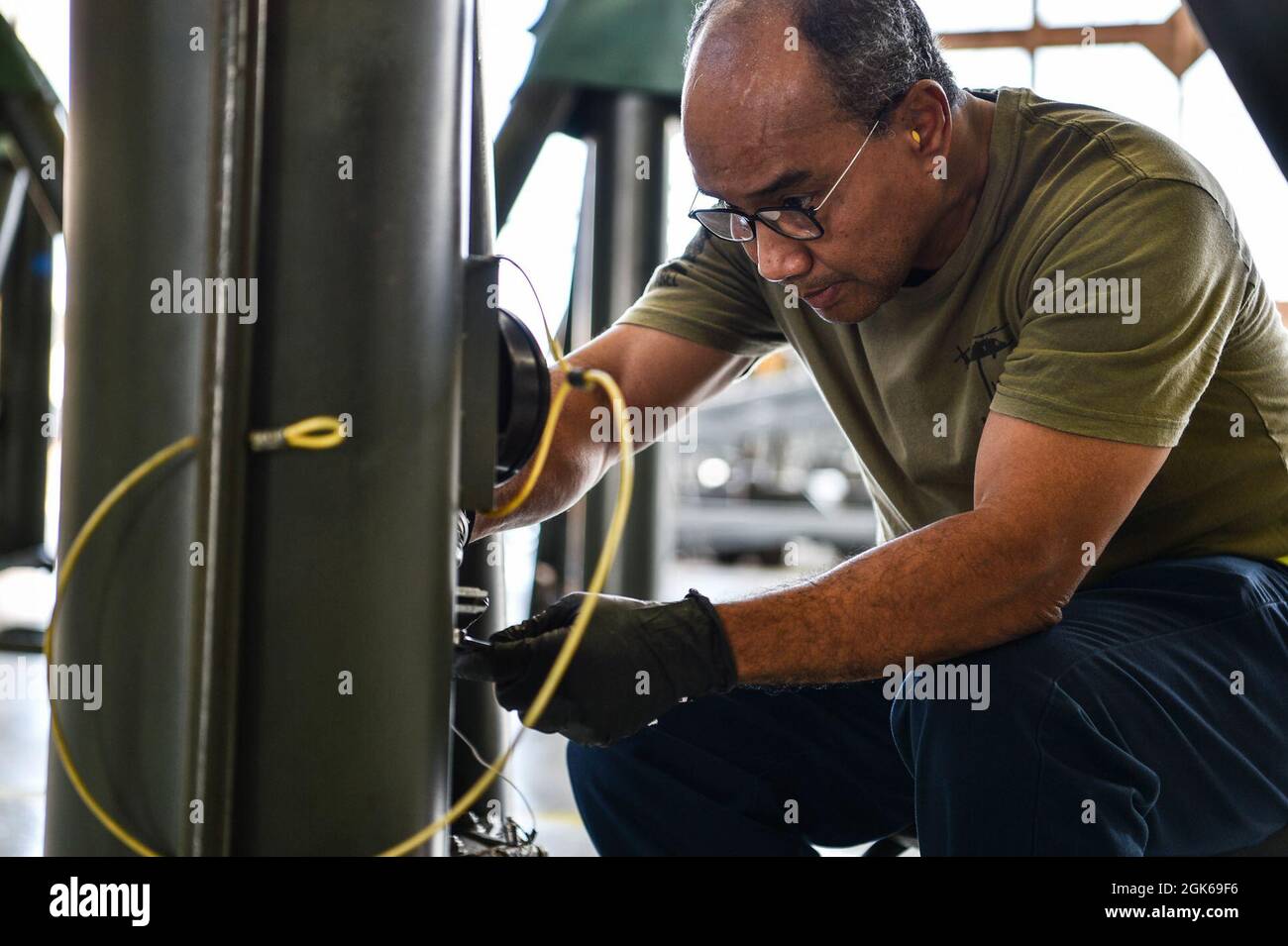 Amnadth Hamilton, ein Mechaniker für Unterstützungssysteme des 15. Maintenance Squadron für Luft- und Raumfahrt, ersetzt ein Manometer aus einem 60-Tonnen-Flugzeugheber im Hangar 15 auf der Joint Base Pearl Harbor-Hickam, Hawaii, 12. August 2021. Der AGE-Flug stellt Ausrüstung wie hydraulische Prüfstände, Dieselgeneratoren, Gasturbinengeneratoren und mehr zur Verfügung, um die verschiedenen Flugzeuge zu unterstützen, die am JBPHH-Flugbetrieb beteiligt sind. Stockfoto