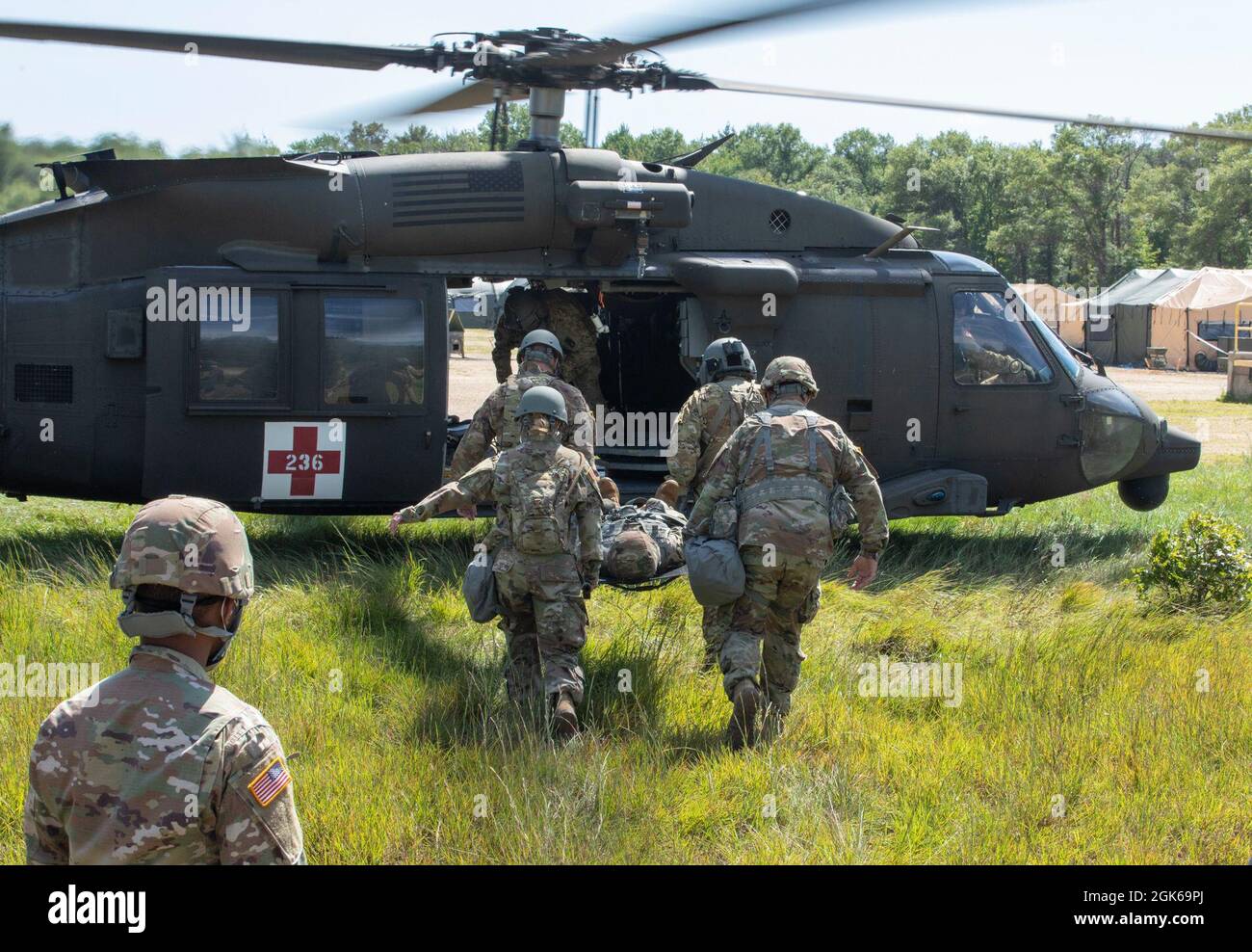 US Army Reserve-Soldaten vom 348. Field Hospital laden während des Trainings in Fort McCoy, Wisconsin, am 13. August 2021, einen Wurf auf einen Hubschrauber. Diese von der 78th Training Division durchgeführte Rotation des Combat Support Training bereitet Soldaten durch Szenarien vor, die den Einsatz von Konflikten gegen einen gleichrangigen Gegner simulieren. Stockfoto