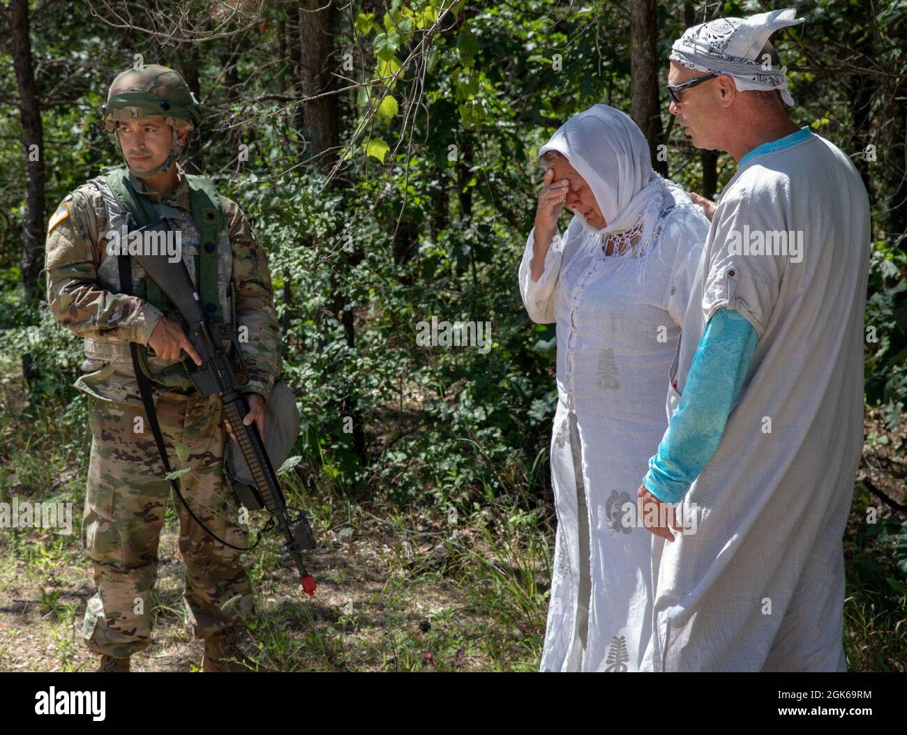 Spc. Armando Torres, ein Reservesoldat der US-Armee vom 18. Field Hospital, interagiert während einer friedlichen Demonstration während der Combat Support Training Exercise (CSTX) in Fort McCoy, Wisconsin, am 13. August 2021 mit den Demonstranten. Diese Trainingsübungen, die von der 78. Trainingsabteilung durchgeführt werden, bereiten Soldaten durch Szenarien vor, die den Einsatz von Konflikten gegen einen gleichrangigen Gegner simulieren. Stockfoto