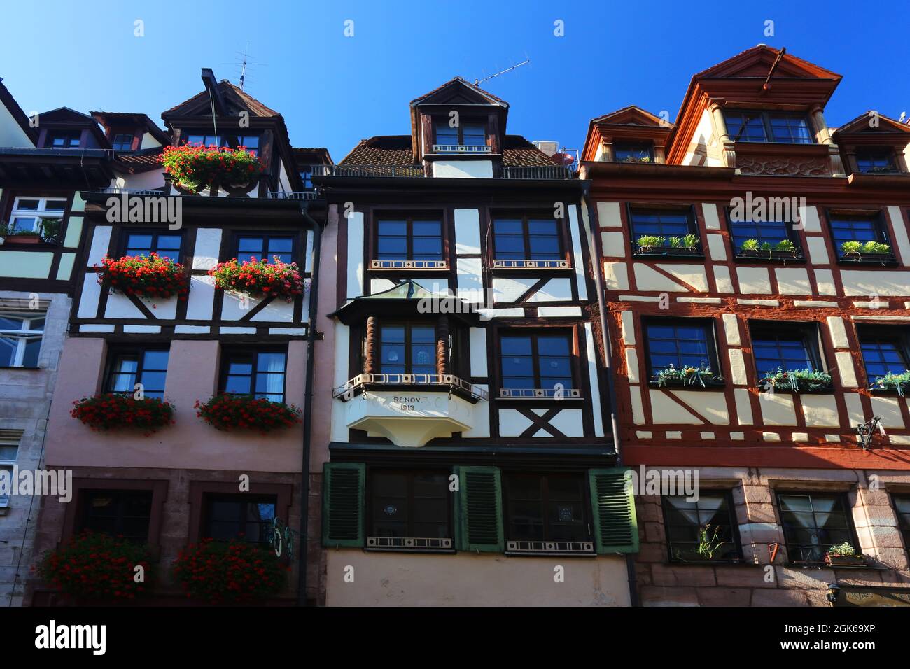Weißgerbergasse Nürnberg Architektur mit Fachwerkhäuser, Cafe Bars und Restaurants in der Innenstadt oder Altstadt von Nürnberg , Bayern, Franken, Stockfoto