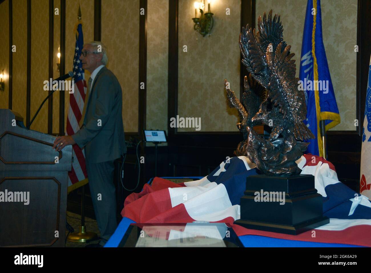 Gov. Tony Evers spricht während einer Zeremonie am 13. August, um Arbeitgeber aus Wisconsin für ihre Unterstützung von Arbeitnehmern zu würdigen, die auch als Mitglieder der Nationalgarde und der Reservate im Osthoff Resort in Elkhart Lake, Wis. Associated Bank, INNIO Waukesha Gas Engine und das Pewaukee Police Department erhielten den Secretary of Defense Freedom Award, die höchste Auszeichnung vom Employer Support of the Guard and Reserve. Wisconsin Department of Military Affairs Foto von Vaughn R. Larson Stockfoto