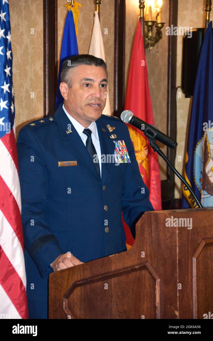 Generalmajor Paul knapp, der Adjutant General von Wisconsin, spricht während einer Zeremonie am 13. August, um die Arbeitgeber von Wisconsin für ihre Unterstützung der Arbeitnehmer anzuerkennen, die auch als Mitglieder der Nationalgarde und der Reservate im Osthoff Resort in Elkhart Lake, Wisp. Associated Bank, INNIO Waukesha Gas Engine und das Pewaukee Police Department erhielten den Secretary of Defense Freedom Award, die höchste Auszeichnung vom Employer Support of the Guard and Reserve. Wisconsin Department of Military Affairs Foto von Vaughn R. Larson Stockfoto