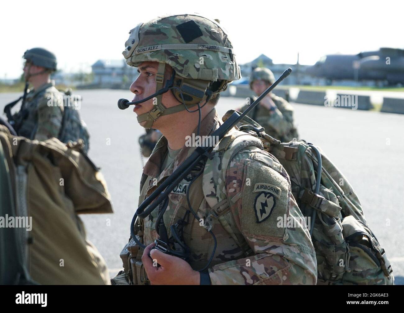 Ein Soldat im 11B3O Advanced Leader Kurs führt einen Funkcheck durch, bevor die Klasse in einen CH-47 Chinook geladen wird und während der Feldtrainingsübung am 13. August 2021 in Fort Indiantown Gap, Pennsylvania, in die Fallzone gebracht wird. Nach dem Einsatz werden die Soldaten, angeführt von den Kadern des regionalen Trainingsinstituts des 166. Regiments, nach ihren Führungsfähigkeiten und ihrer Gemeinschaft in verschiedenen Szenarien auf dem Feld bewertet Stockfoto