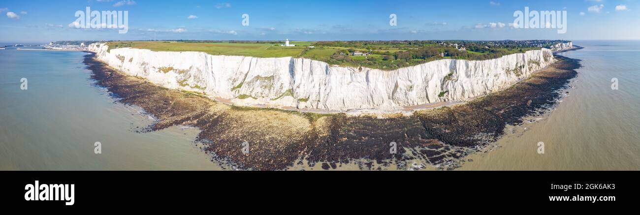 Dover, England, Vereinigtes Königreich - 27. Mai 2021: Luftpanorama zu den White Cliffs von Dover. Stockfoto