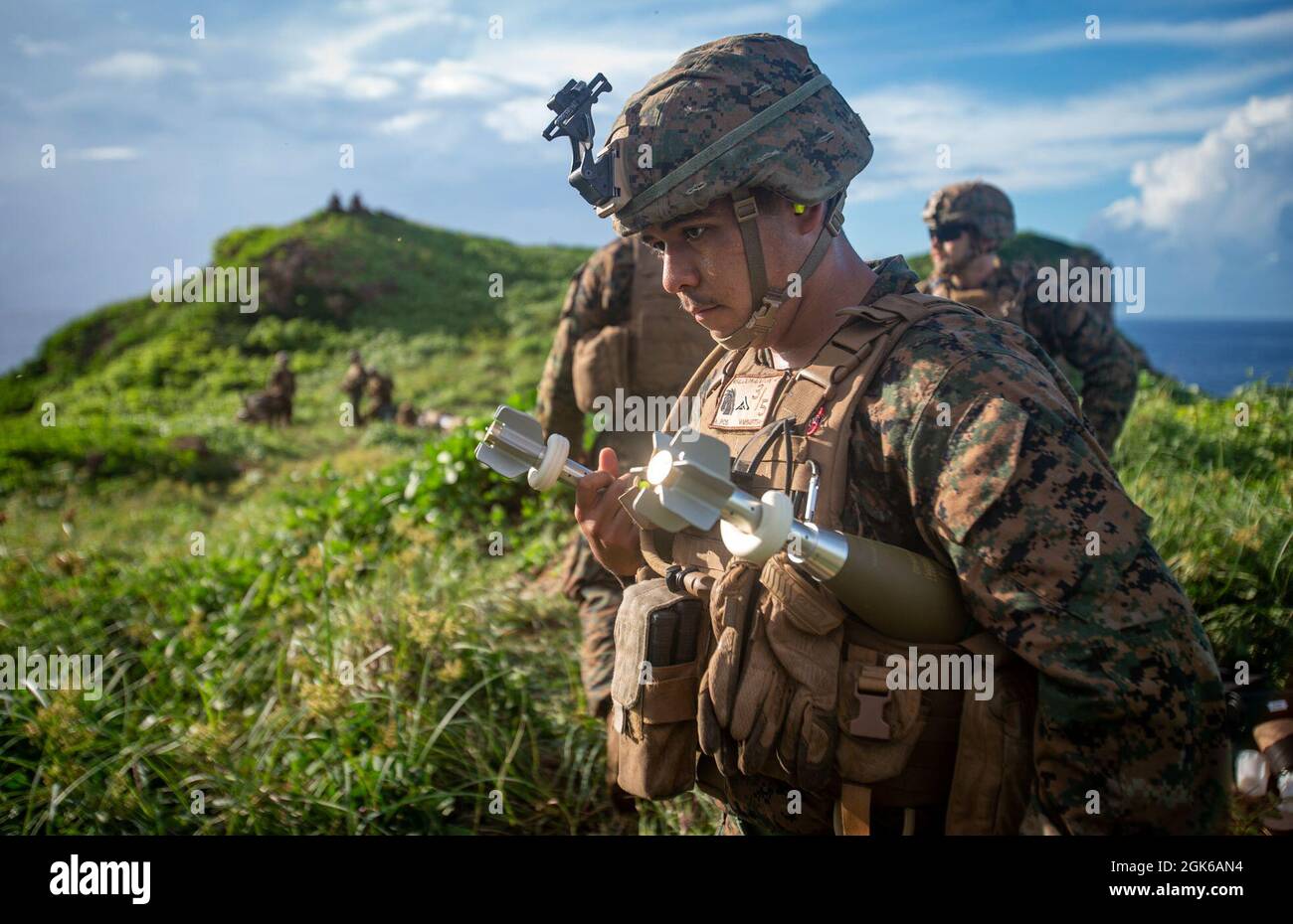 U.S. Marine Corps Lance CPL. David Maldonado, ein Leichenmann mit dem Bataillon Landing Team 3/5, 31. Marine Expeditionary Unit (MEU), führt 81mm Mörserrundgänge auf Farallon De Medinilla (FDM), um die Übung zur Koordinierung der Feuerunterstützung in der Marianas-Inselkette vom 14. Bis 15. August 2021 durchzuführen. Ziel der Übung war es, die Fähigkeiten zur Brandunterstützung zu verbessern und gleichzeitig die Interoperabilität mit Verbündeten und Partnern durch die Durchführung von Feuer an der Oberfläche, die Unterstützung von Feuer auf der Marineoberfläche und Feuer von Luft zu Oberflächen zu stärken. Die 31. MEU ist im 7. Auf Schiffen der America Expeditionary Strike Group unterwegs Stockfoto
