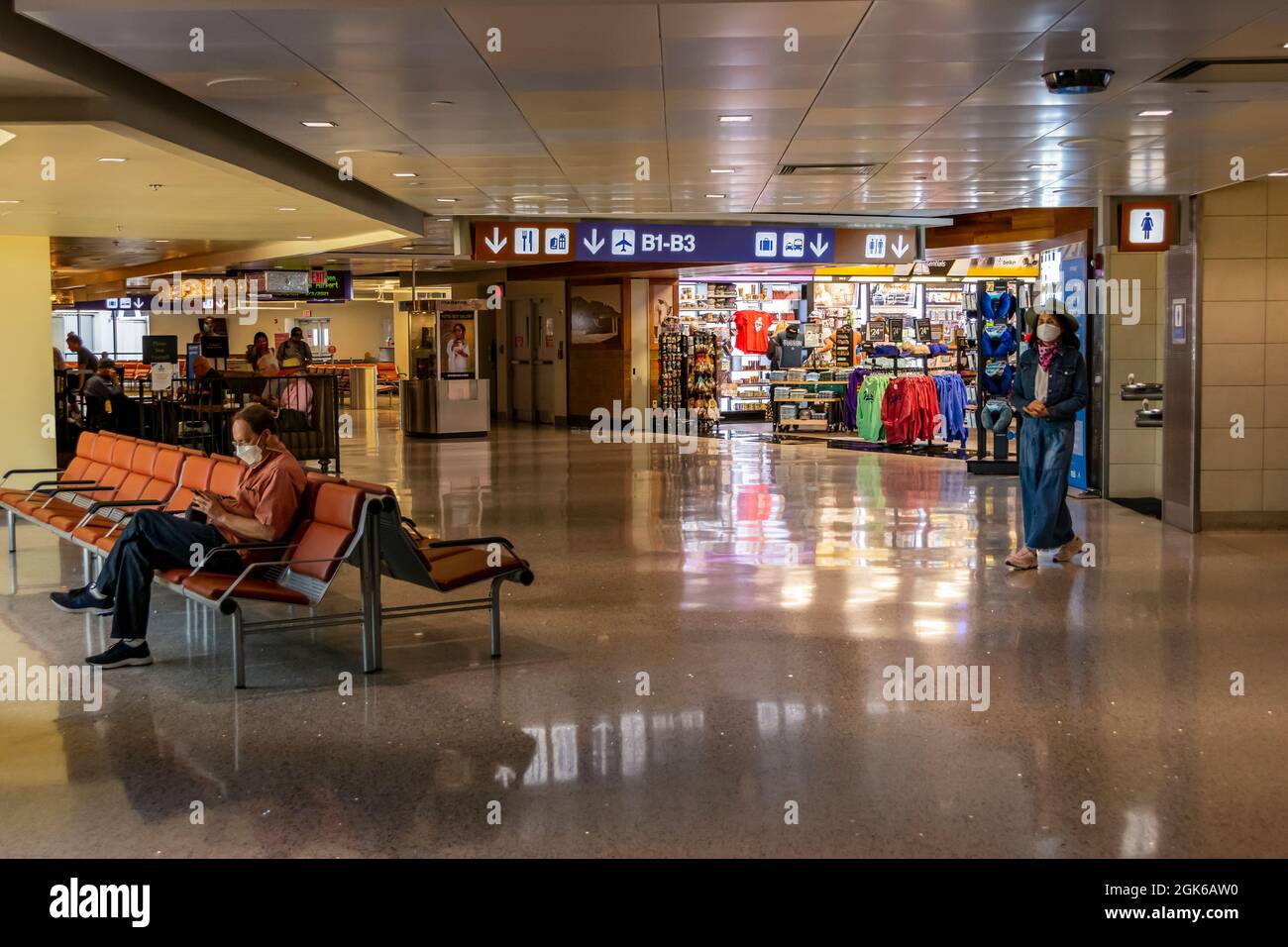 Tucson, AZ, USA - Septmeber 3, 2021: Leeres Terminal am Tucson International Airport in den Morgenstunden. Stockfoto