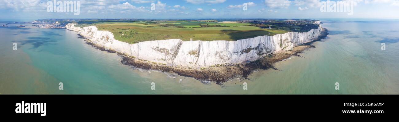Luftpanorama zu den White Cliffs von Dover. Stockfoto