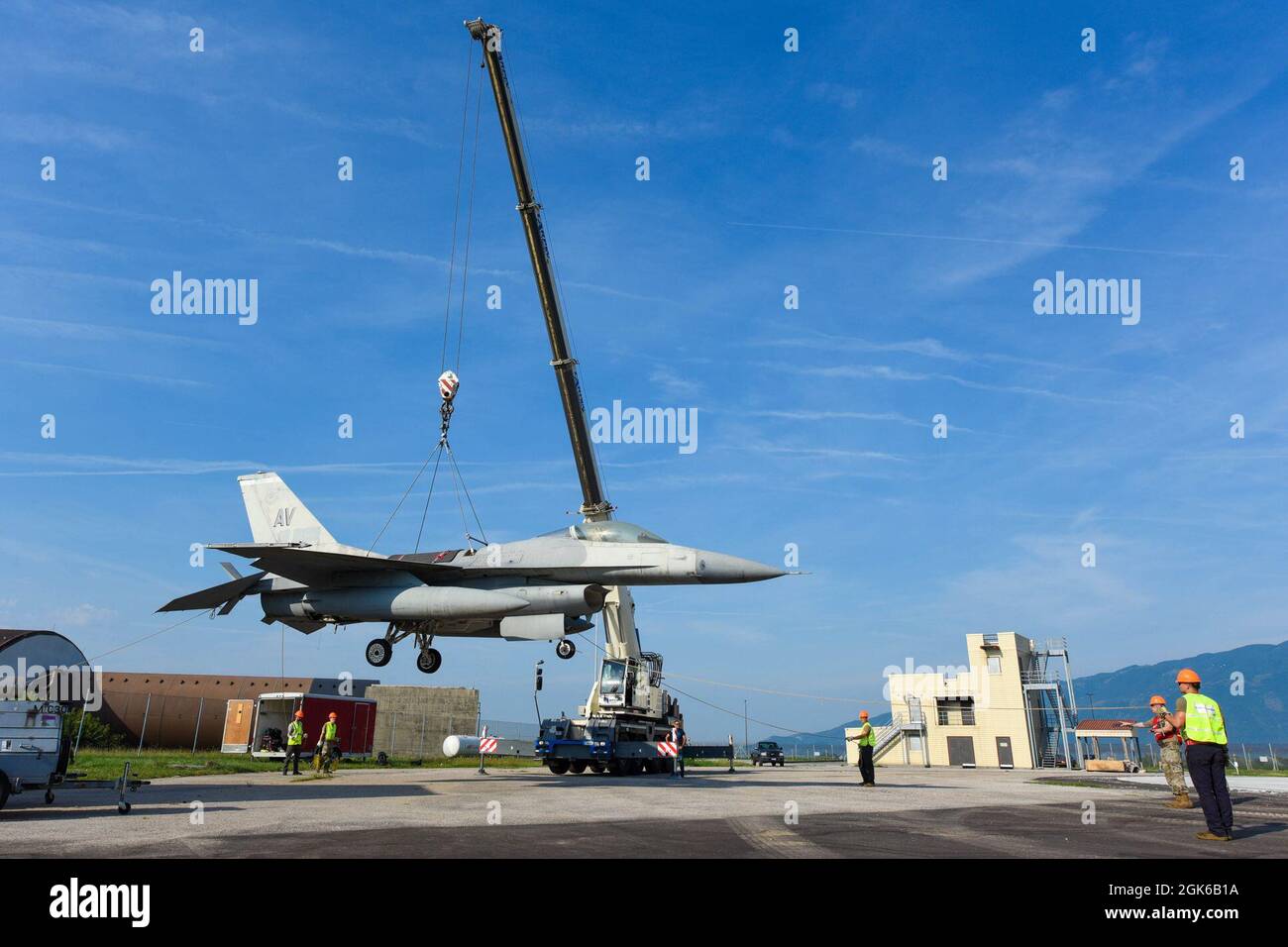 Ein F-16 Fighting Falcon der US-Luftwaffe wird während einer jährlichen CDDAR-Zertifizierung (Crash, Damaged or Disabled Aircraft Recovery) auf der Aviano Air Base, Italien, am 13. August 2021 vom Boden gehoben. Der Zweck einer realitätsgestekten, durch den Absturz geschädigten, behinderten Flugzeuge besteht darin, die Start- und Landebahn so sicher und schnell wie möglich zu räumen und dem Flugzeug keine weiteren Schäden zu verursachen. Stockfoto