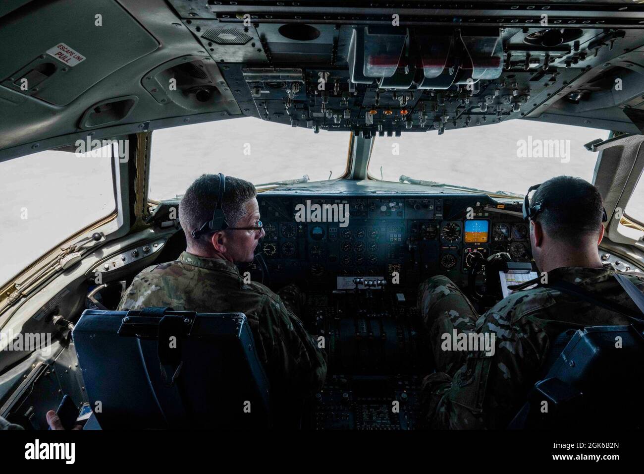 Der US Air Force Col. Matthew Coleman, Vizekommandant des 380. Air Expeditionary Wings und Pilot des KC-10 Extenders, und Maj. Bobby Budde, Flugzeugkommandant, behalten die Kontrolle über das Flugzeug vom Cockpit aus während einer Flugbetankungsmission über einem nicht bekannt gegebenen Ort in Südwestasien am 13. August 2021. Das Betanken von Luft ist für den agilen Einsatz im Kampf von entscheidender Bedeutung, da es die Reichweite und die Flugdauer des Flugzeugs verlängert. Stockfoto